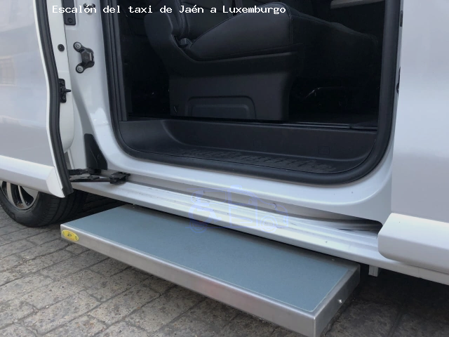 Taxi con escalón de Jaén a Luxemburgo