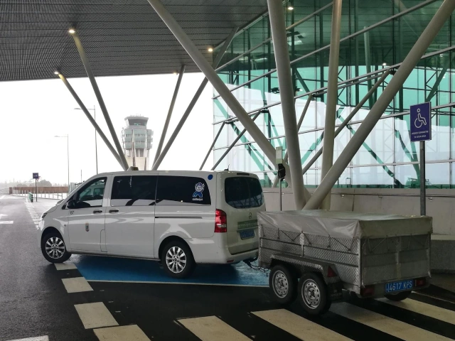 Taxi con remolque en Aeropuerto de Barajas